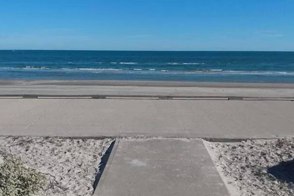 Cozy Beachside Condo With Pool View Corpus Christi Exterior photo